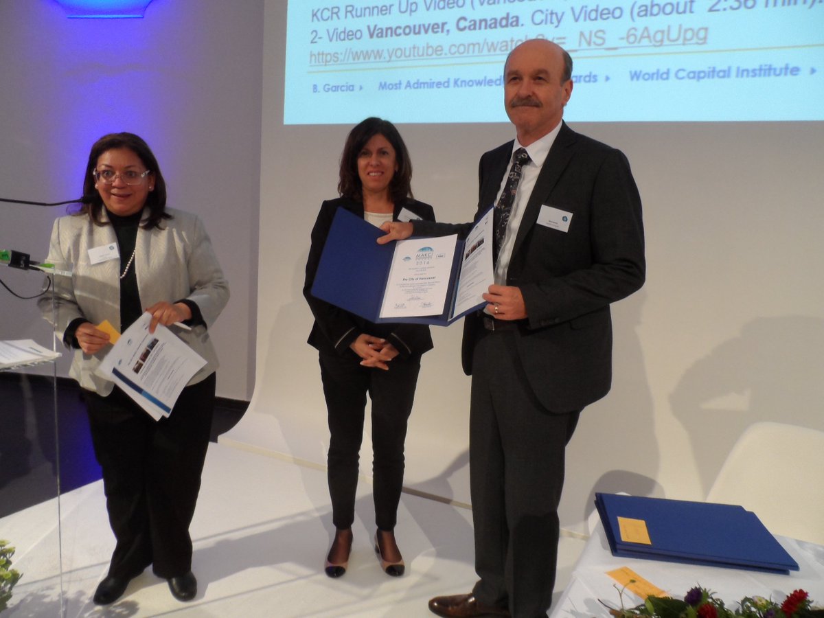 KanOesterreich's tweet photo. Botschafter Bailey nimmt MAKCi Award für #Vancouver entgegen – Platz 2 in der Kat. „Knowledge City-Region“ #KCWS2016 https://t.co/3nW3nrk3QR https://t.co/jfRDCnU0aO