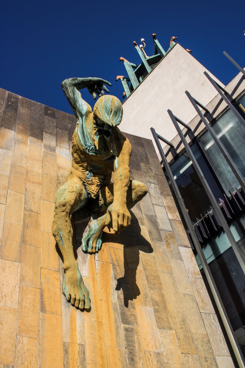 TEternalProject's tweet photo. Surfing #photography #statue https://t.co/36pn0jLUn3