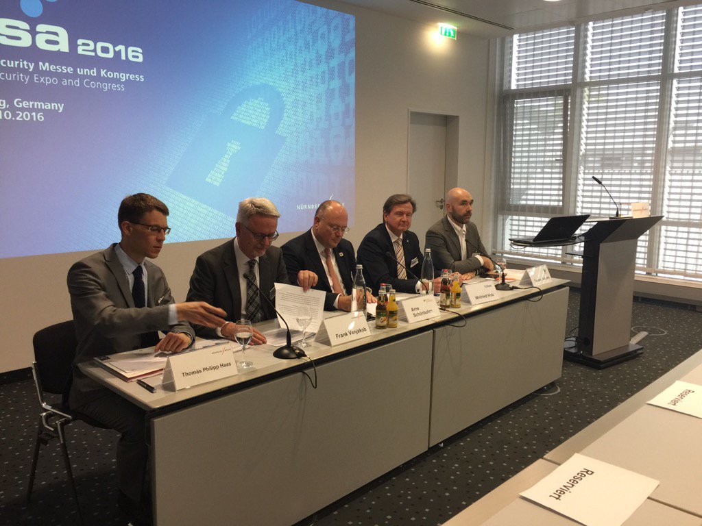 SwenjaHintzen's tweet photo. #Eröffnungs-Pressekonferenz #itsa16 mit @BSI_Presse Präsident #ArneSchönbohm #Secusmart #SecuTABLET https://t.co/n4UWR5kBC6