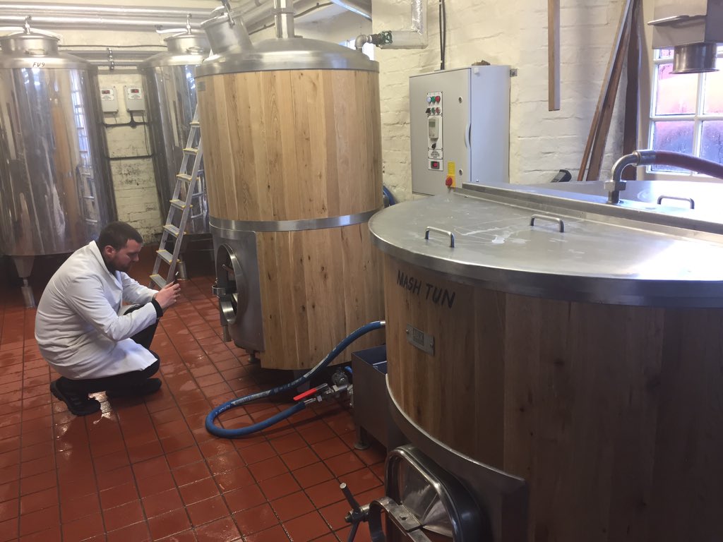 yeoldereinedee_'s tweet photo. Transferring the wort to the copper kettle @HookyBrewery! #hopsidedown https://t.co/WWROLYi8Cp