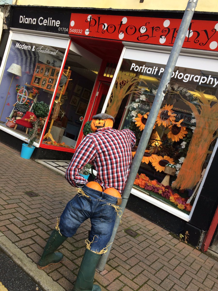Ey up cheeky.....come down to <a href="/WesleyStTraders/">WesleyStreet</a> #insouthport and check out Charlie's pumpkins 🎃🎃 @spookport <a href="/hironsjewellers/">Hirons Jewellers</a> @BartonGiftCo