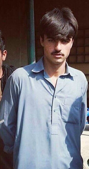 TayyabMemon's tweet photo. Wondering that the girls who were drooling over his looks, would they accept the original him? https://t.co/eW7OelNq1t