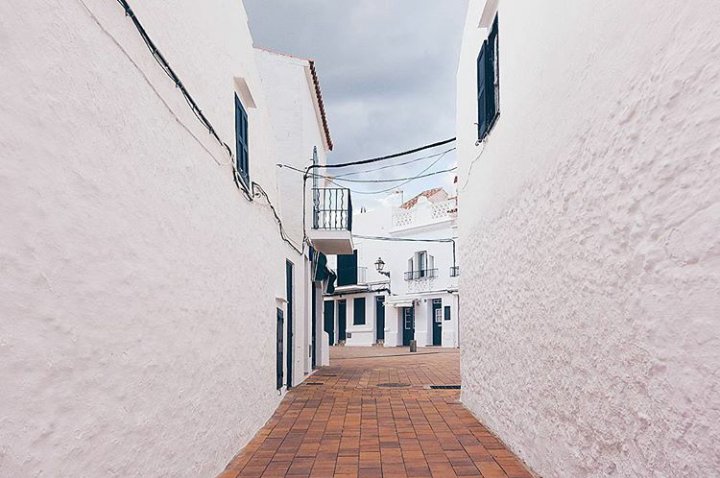 Aquí no llega la nieve pero las calles también se cubren de blanco #Fornells #Menorca