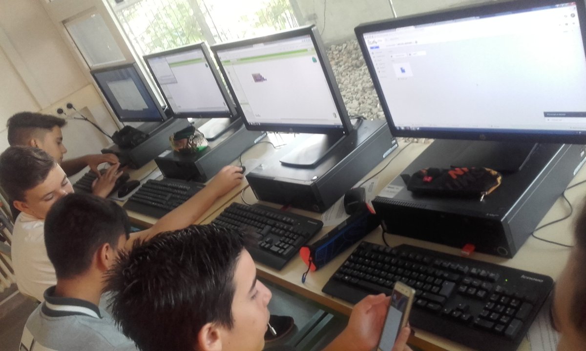 Ins_JosepTapiro's tweet image. Avui hem fet un taller de creació d&apos;apps per celebrar #codeweek2016 amb alumnes de 4eso #mschools