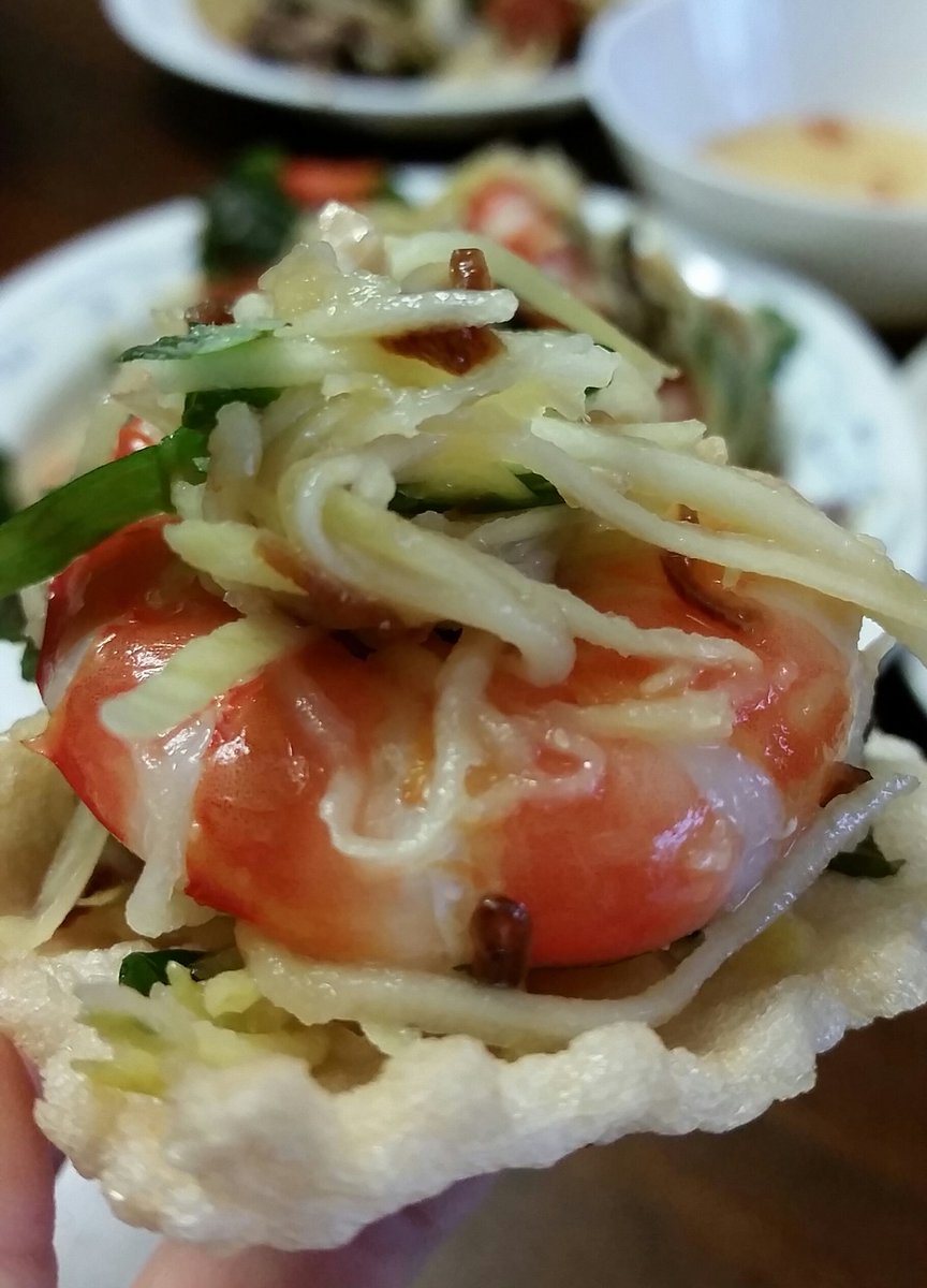 LinhNguyen00's tweet image. Green mango salad on shrimp cracker. Healthy entree that puts smiles on everyone&apos;s face tonight. Thanks @luke_nguyen
