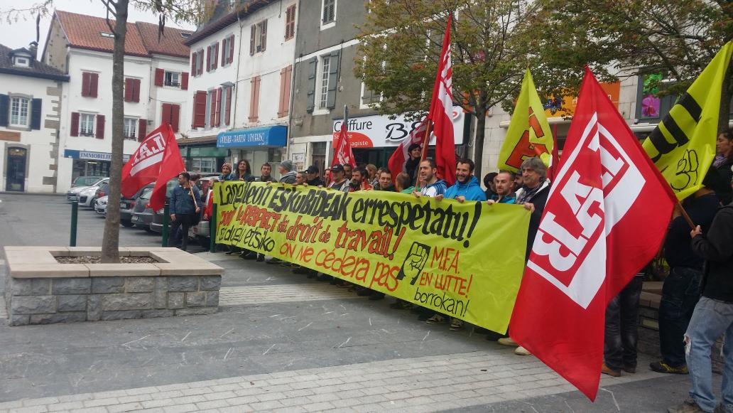 sabcorrieri's tweet image. En grève illimitée les salariés de MFA manifestent à #saintpalais. Ils dénoncent le non respect du code du travail