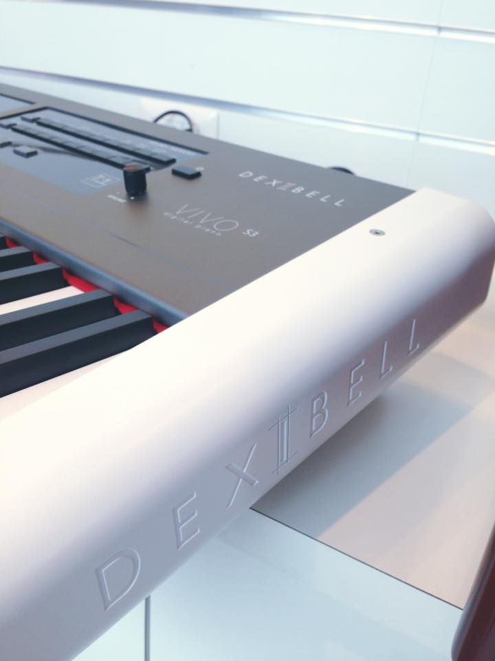 dexibellMI's tweet photo. nuove fiancatine personalizzabili...bianca <3

#dexibell #vivoS3 #stage #white #endpanel #madeinitaly #custom #customizable #digitalpiano https://t.co/1hIU2zPXor