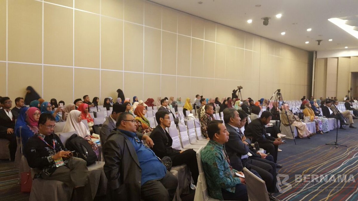 bernamadotcom's tweet photo. Famous UK broadcaster, Lauren Booth delivers talk titled 'Media and the Politics of Islamophobia' at the #WCIT2016 in Ipoh https://t.co/qn5gGF0Mr1