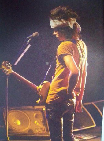 Tome On Twitter うんざりなんて してて当たり前 絶望なんて してて当たり前 あきらめるのは簡単だ 簡単すぎてつまらない イェー 腰は大丈夫 一人で大人一人で子供 真島昌利 Https T Co Jwwwbt4ufb Twitter