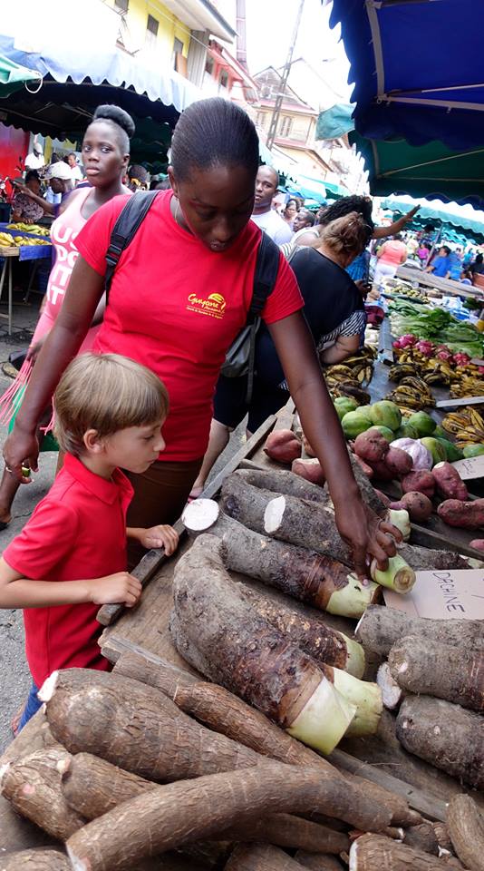ArthurADMonde's tweet photo. #Dachine #manioc #pitaya les produits du terroir guyanais n’ont plus de secrets pour Arthur… #Cayenne #Guyane #tournage #marché @guyane_ctg https://t.co/Z5FLEKlvqD