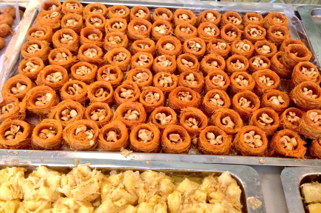 カフェバグダッド En Twitter エジプトのお菓子 細麺状のクナーファ 牛乳プリン マハラビーヤ など 最初は甘さに驚くが そのうち慣れる 写真はカイロの菓子店などで