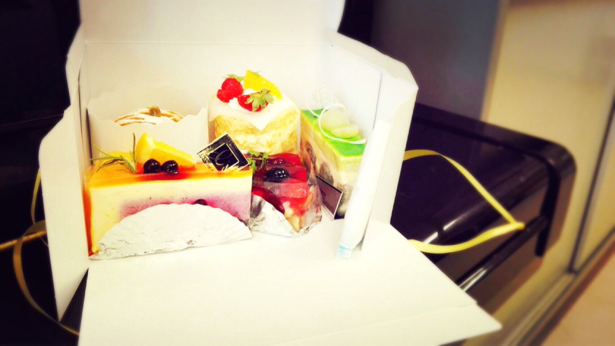 今日はなんと❣️😳😳😳

我らが顧問、金田先生がご褒美にケーキをくださいました〜♪（≧∇≦）
とってもカラフルで、どれも美味しかったです😋

掃除をすると良いことばかりですね！ね！！ね！！！