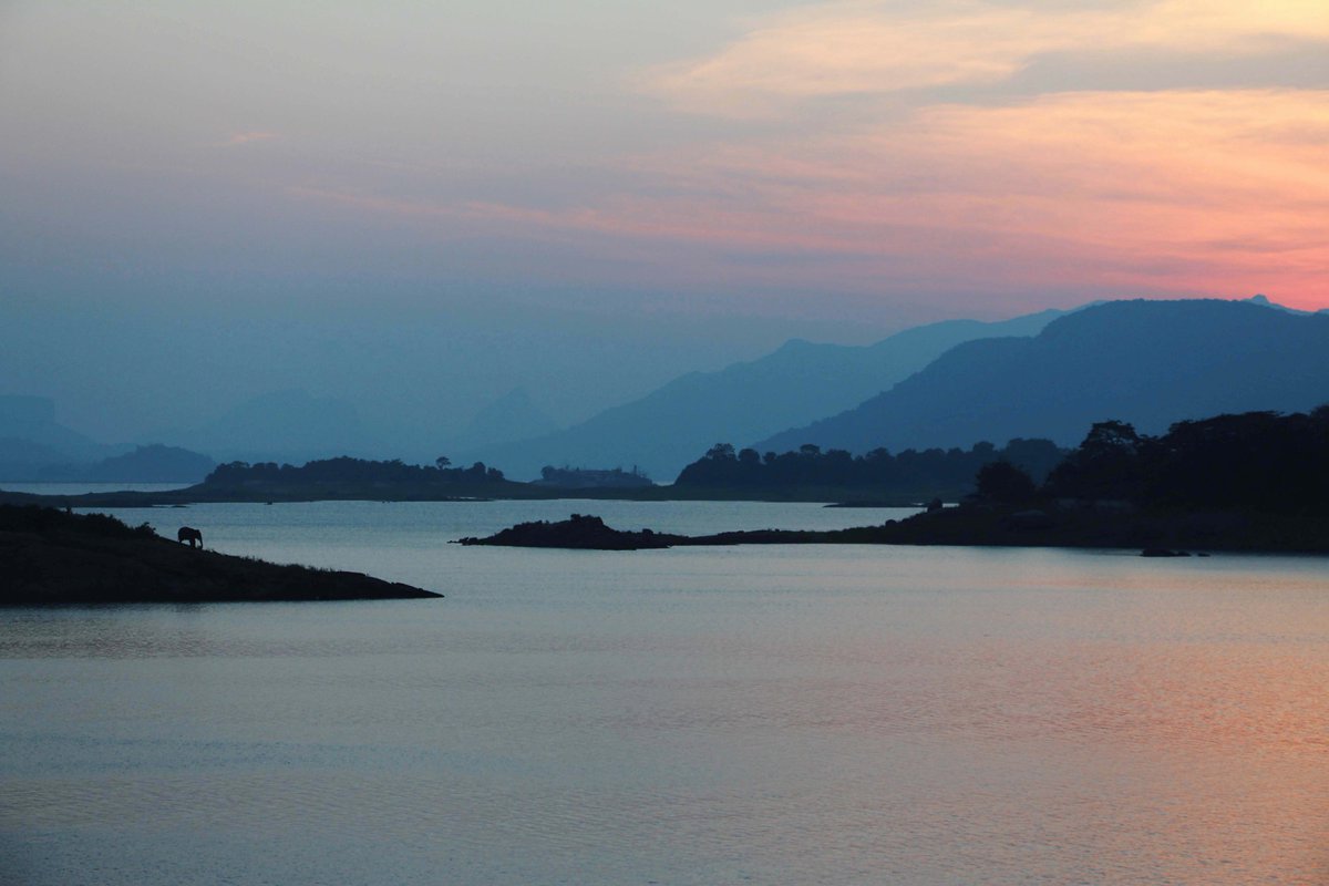 TrueTravel_'s tweet image. "There's a sunrise and a sunset every single day and they're absolutely free. Don't miss out on so many of them"#JoWaltson #Srilanka