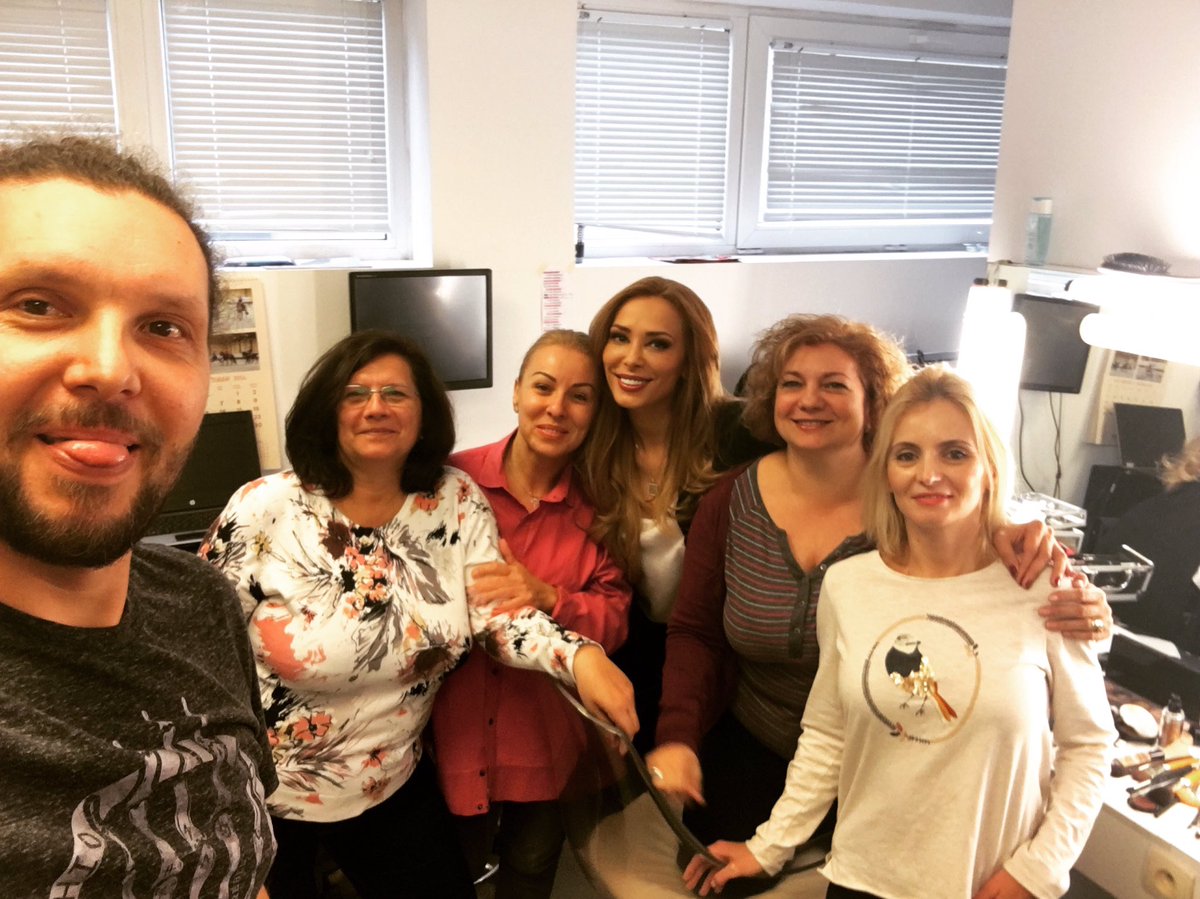 IuliaVantur's tweet photo. Back to my make up girls #newsteam #protv #morningnews #goodmemories #alwaysfeelsgoodtobethere #makeup #hair #readyontime #thanku # https://t.co/tm1ceifeyB