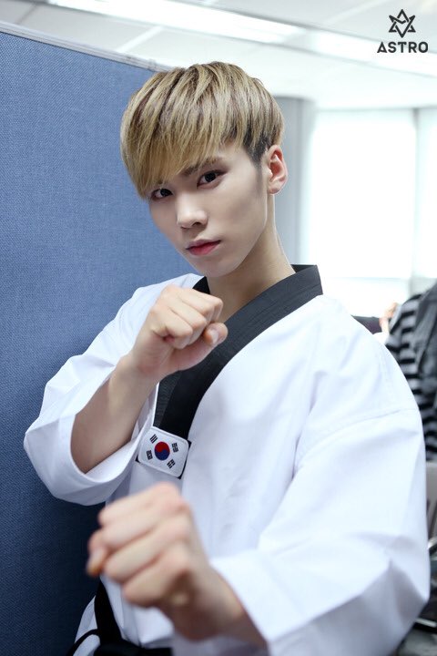 ROCKY_0225's tweet photo. 비하인드💕 #아스트로 #ASTRO #라키 #ROCKY #민혁 #숨가빠 https://t.co/UqFFfWxtVV