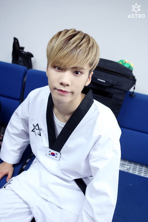 ROCKY_0225's tweet photo. 비하인드💕 #아스트로 #ASTRO #라키 #ROCKY #민혁 #숨가빠 https://t.co/UqFFfWxtVV