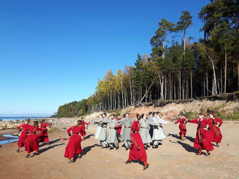 Īstenieki. Mēs. Līdz katrai mūsu nepaklausīgajai matu sprogai un izirušajai mēteļa pogai. Īsteni. Sirdsdraugi.