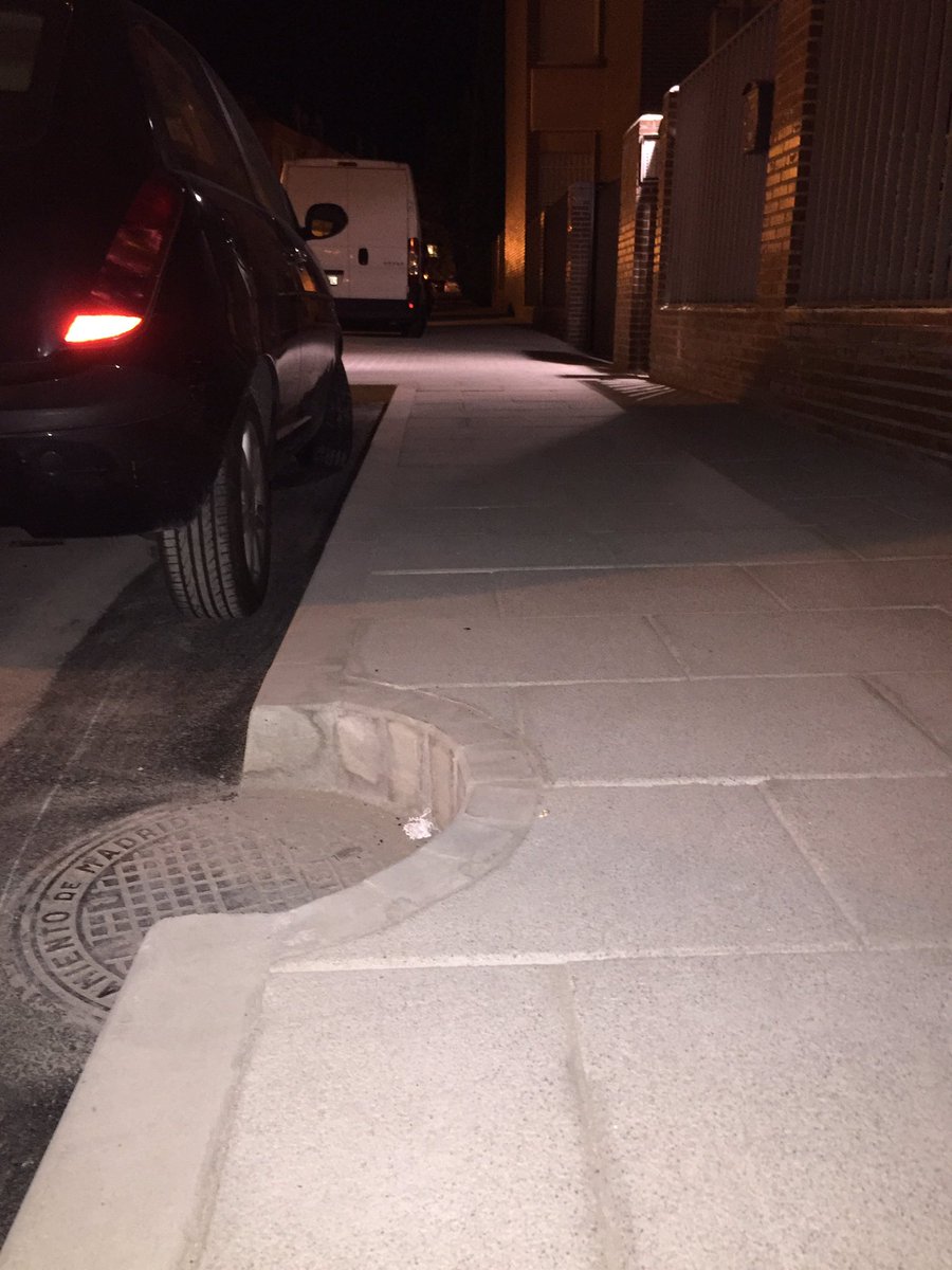 pablotorrex's tweet photo. @biurrun74 ¿Fomentar que la gente camine o se mate? (De noche no se ve, foto con flash) #Desastre #Chapuza https://t.co/DnhhFHzsGy