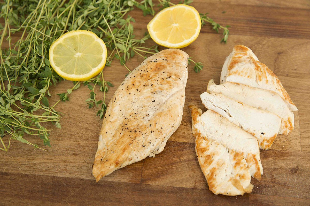 .<a href="/cuisine_genie/">Laoise Casey</a> shows you how to perfectly pan fry a chicken breast | bit.ly/2e4Kzri