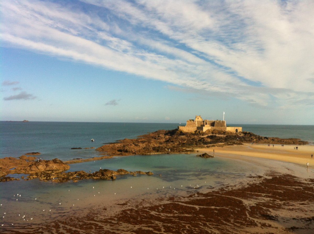 LaurentRoanne's tweet photo. Dimanche @VilleSaintMalo ! Que c'est beau aussi à marée basse :-) sans vagues ... Sans vent ... Malgré les gros coefficients de marée 😀 https://t.co/3NoS0aAO0C
