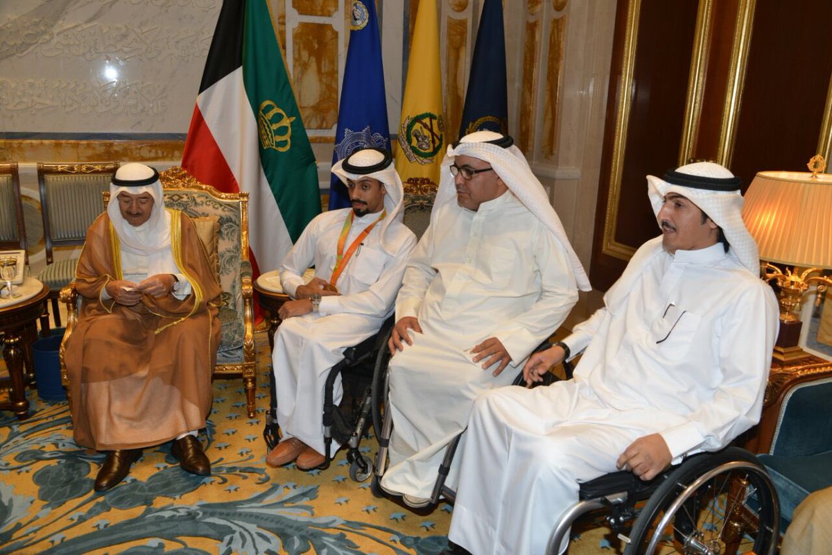 mansouralsarhid's tweet photo. تكريم من سمو أمير البلاد الشيخ صباح الاحمد الصباح والي عهده الامين سمو الشيخ نواف الاحمد الصباح  حفظهم الله للاعب احمد نقا المطيري https://t.co/g7aiflK5AZ