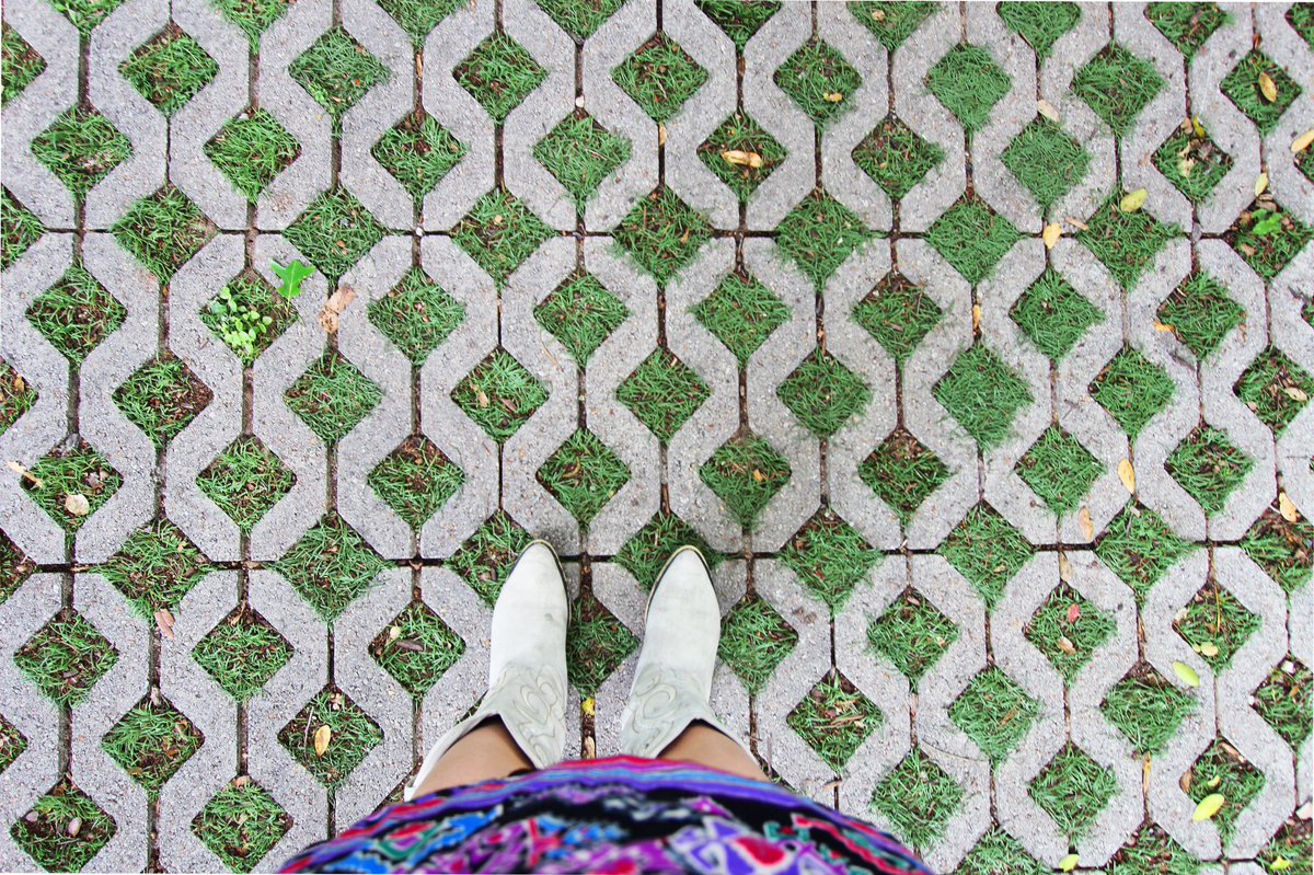 ceruleanconcept's tweet image. The grass pavers driveway at the @GRUENEMANSION has got me like 😍😍😍 #GrueneTX #InteriorDesigner #AustinInteriorDesigner #thatsdarling