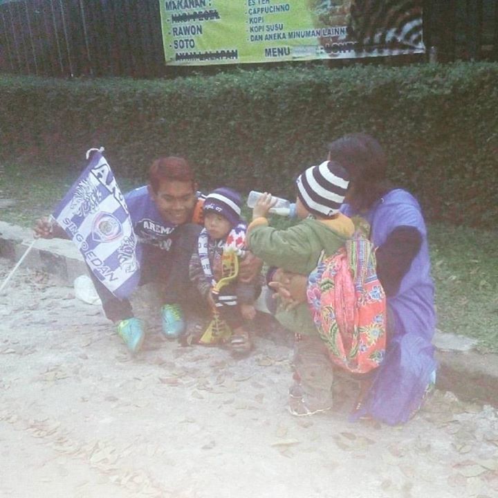 aremadesign's tweet photo. Ebes memes
Kana kana #SaveArema
Langsung dari luar stadion Gajayana ..
Sing licek licek ojok dijak rasis dulur ..
β¦ https://t.co/aSnAGlCbbC