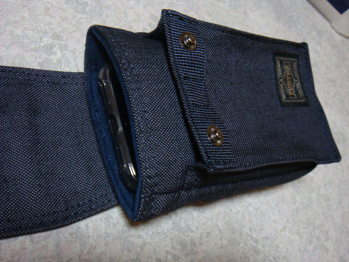 تويتر 鮎川 Bmw على تويتر ポーター スモーキー モバイルポーチ 色はネイビー なかなかイイ色 ソフトケース装着してても余裕でin さらに 前面ポケットにはパナのモバイルバッテリーを横向きでin ポーター最高 Iphone7 ポーター T Co Rhzipldjnn