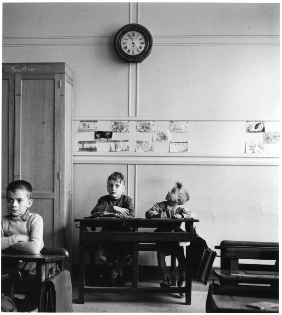 Germinario10's tweet photo. Tornare bambini.
#RobertDoisneau #genioassoluto #lacampanella #aspettandolaricreazione #blackandwhite https://t.co/NUsj4Ztmmw