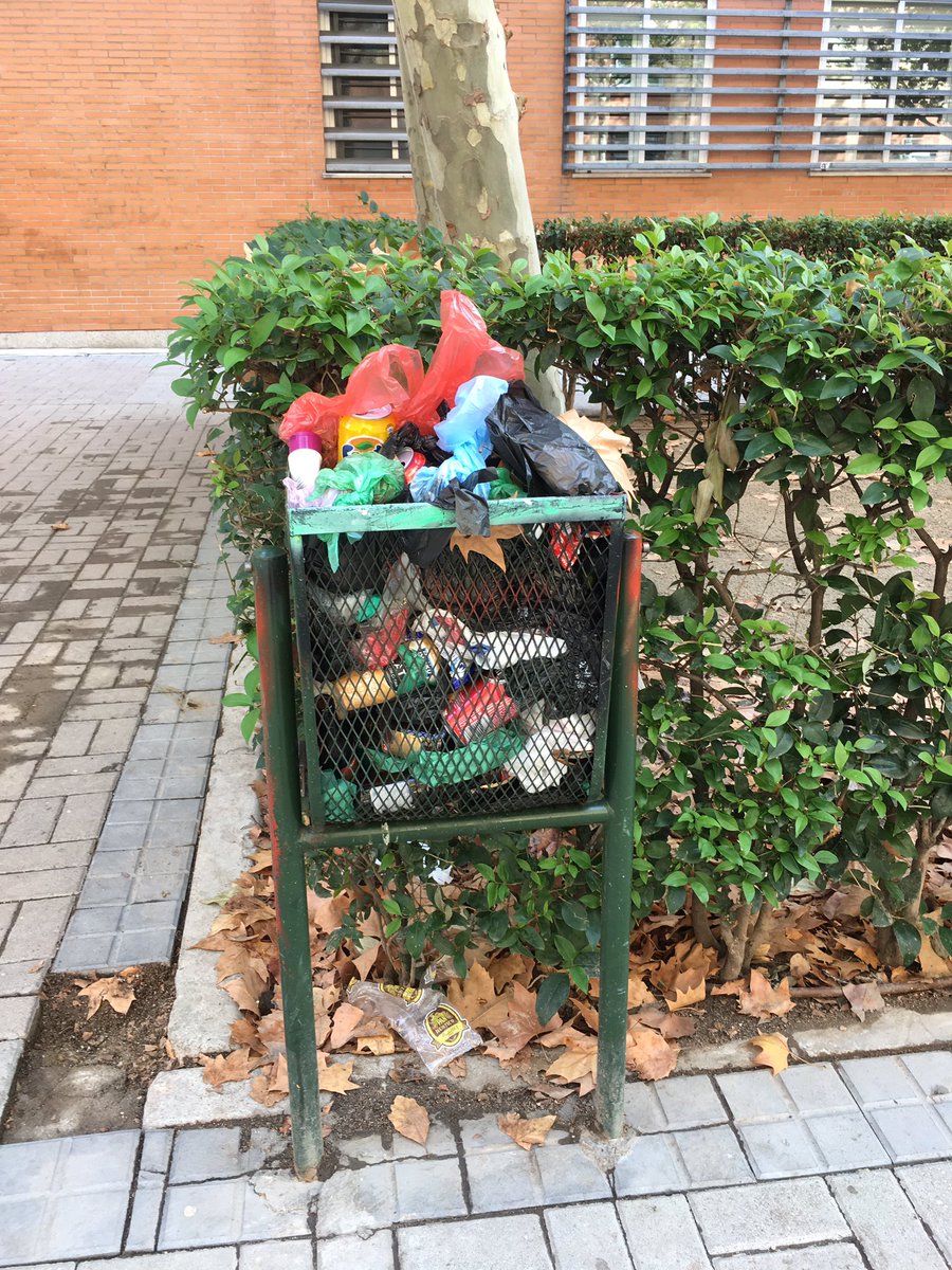 Papeleras del barrio de Adelfas (Retiro) llenas y nadie las recoge. después nos piden que seamos civilizados <a href="/Lineamadrid/">Línea Madrid</a> <a href="/PP_Retiro/">PP Retiro 🇪🇸</a>