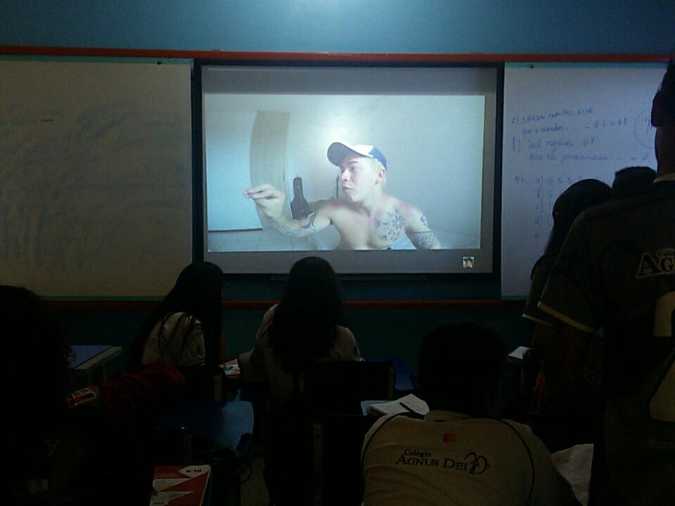 ClaraLins8's tweet photo. Aula só presta assim 😂@whindersson @luisasonza https://t.co/z12HoQaISq