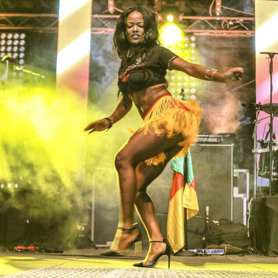 LesWaysNdole's tweet photo. #ALire on #LwnMag : AFRIMMA 2016 | Franko rentre bredouille, @Is_Daphne et Brenda Derry sauve l’honneur du #237 ! #237Power #TT237 https://t.co/uDe8xcBv1y