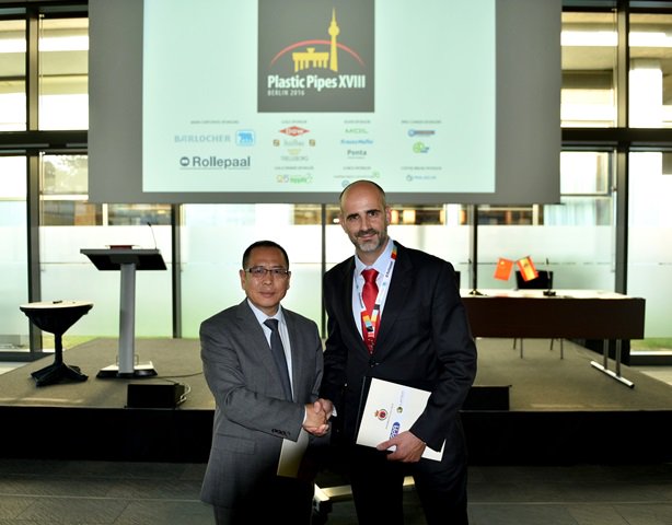 URJCcientifica's tweet photo. El @Lab_LATEP firma un acuerdo de colaboración con la Asociación China de la Tubería Plástica https://t.co/ymrpyL3qYZ @PPCA_Berlin2016 https://t.co/mmpDvo24a5