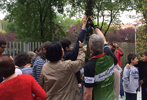 Gacetinmadrid's tweet photo. Alumnos con ceguera y sordoceguera del CRE de la #ONCE #Madrid plantan un árbol, dentro de la campaña de #Fund4Trees https://t.co/lXCwrpQ7eO https://t.co/1ij0OeOrjb