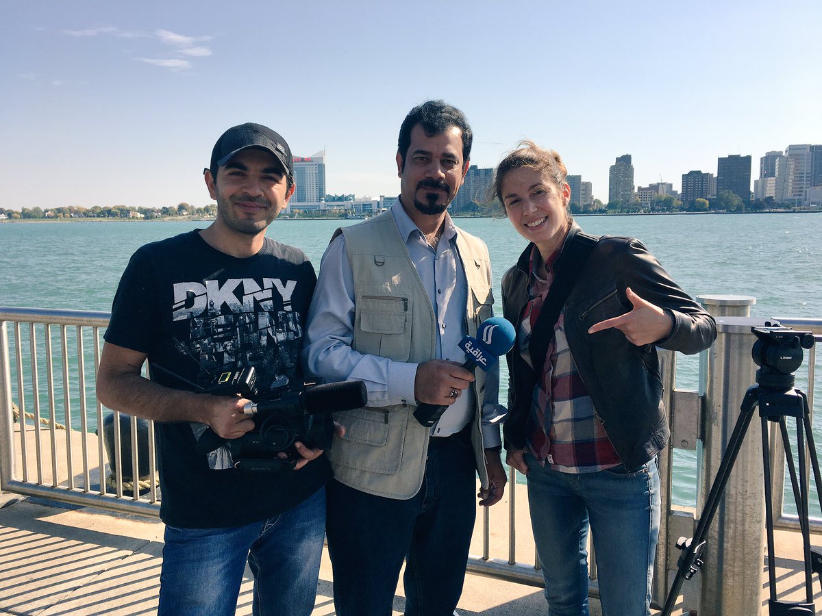 CatTonero's tweet photo. Se faire interviewer par la télé irakienne le long de la rivière #Detroit face au #Canada, #check #courseMB #USA2016 #midwest #story https://t.co/tcu57nMBLb