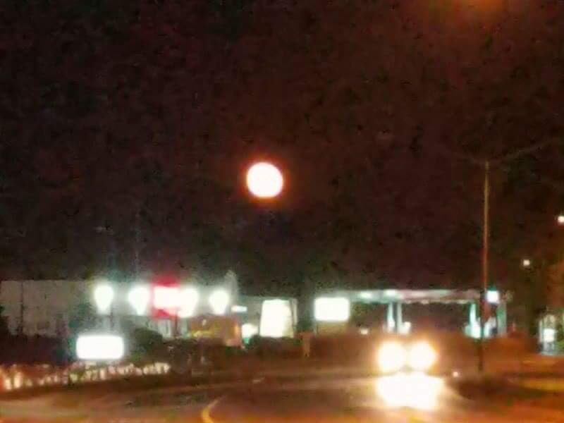 CosleyN's tweet photo. For the past few days.The moon has been #WickedBeautiful it's so large, then, it gets small! #BloodMoon perhaps @TuckerFox5 #MySissyTookPic https://t.co/WePvRNkgEN