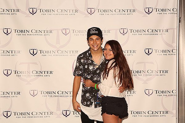 YoutubeMiracles's tweet image. 1 year ago today😊😊😊