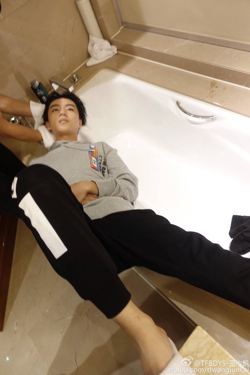 [cp]@俊俊俊凯凯kai: 第二张瞳孔反光真的好魅惑呀[色]你个小妖精<a href="/TFBOYS/">TFBOYS-王俊凯</a>-王俊凯[/cp]