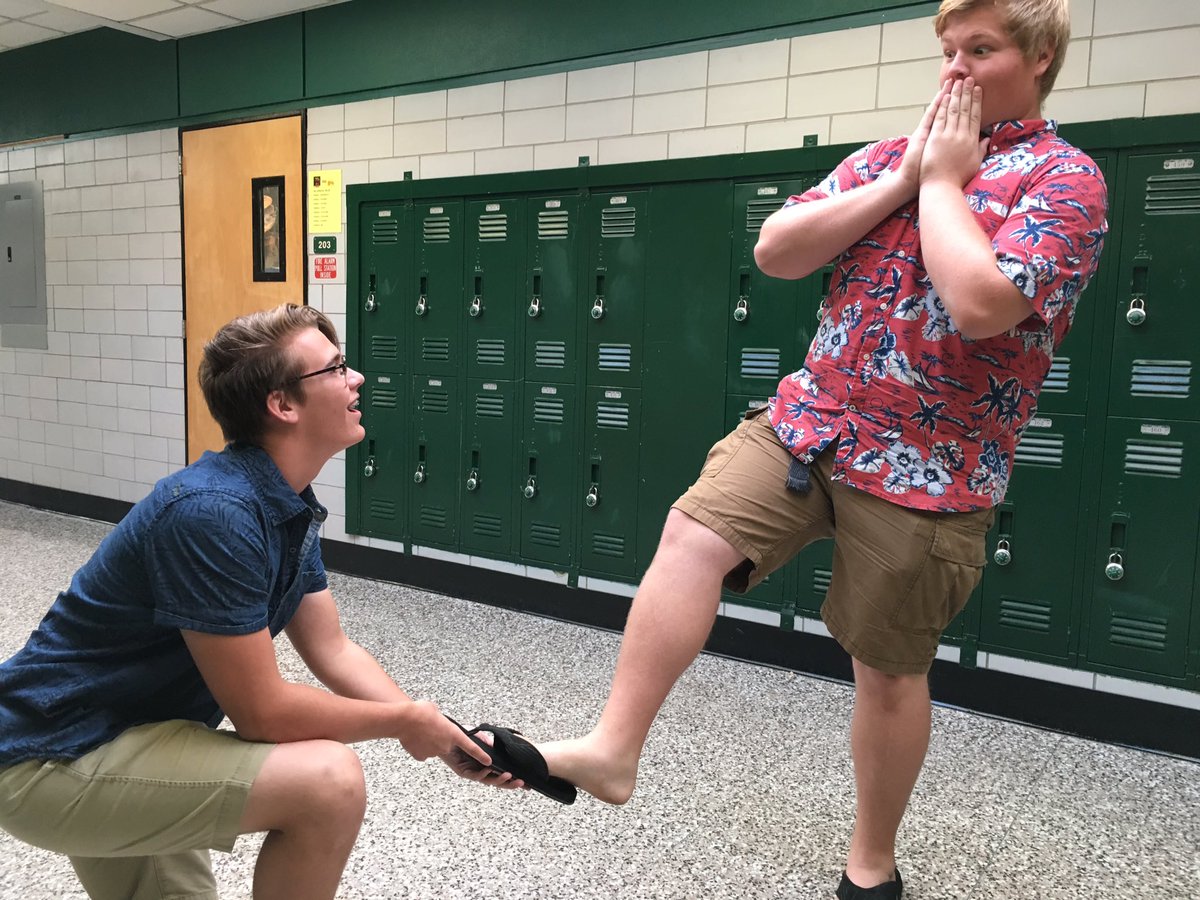 zackbennett11's tweet photo. Spirit Week Day 2- Dynamic Duo #raddads @ChamberlainSGA https://t.co/a4KPUxfMpL