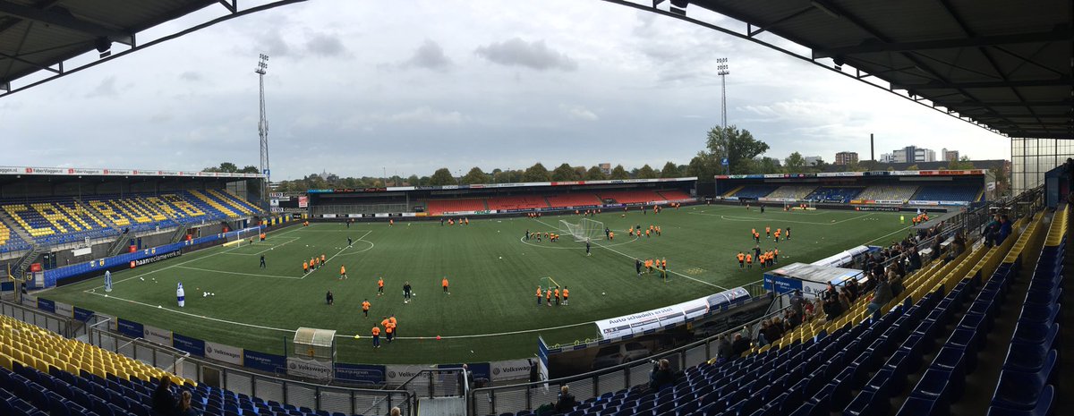 SCCambuurLwd's tweet photo. De Keepersdag @KeepmeteenDoel in het stadion is in volle gang, maar liefst 107 keepers staan op het veld! https://t.co/NLmQ4csyjZ