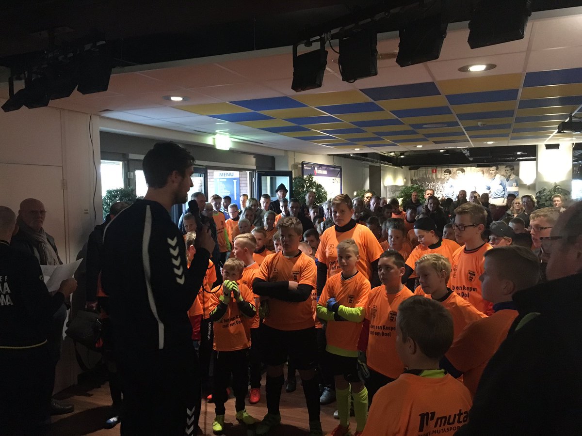 SCCambuurLwd's tweet photo. De Keepersdag @KeepmeteenDoel in het stadion is in volle gang, maar liefst 107 keepers staan op het veld! https://t.co/NLmQ4csyjZ