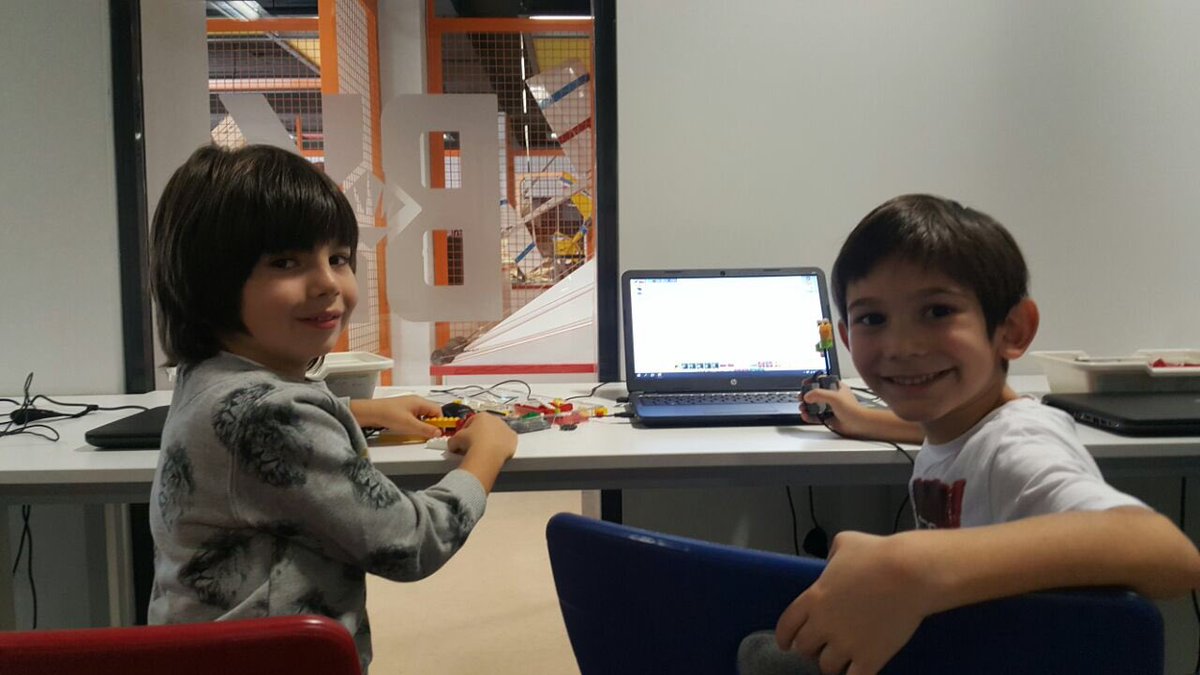 BahcesehirOrdu's tweet image. Avrupa Kodlama Haft Robotik veKodlama dersinde eğlenceli robotlarla kutlanıyor.#codeweekeu #europecodeweek #kodlamasaati #hourofcode #codeEU