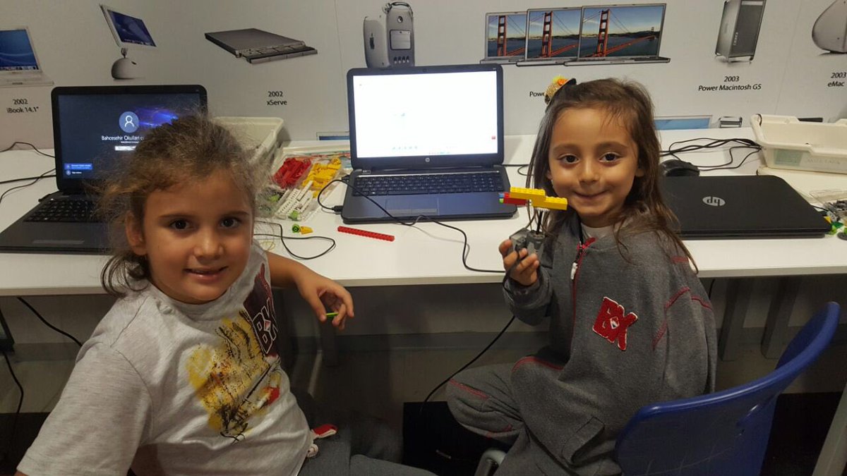 BahcesehirOrdu's tweet image. Avrupa Kodlama Haft Robotik veKodlama dersinde eğlenceli robotlarla kutlanıyor.#codeweekeu #europecodeweek #kodlamasaati #hourofcode #codeEU