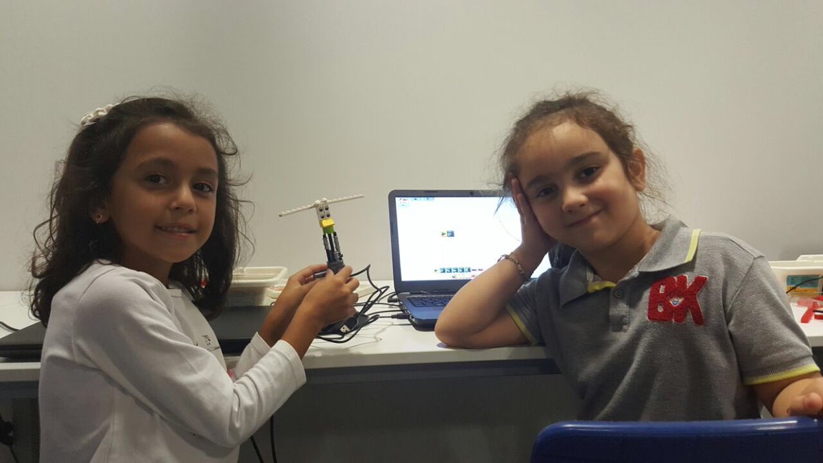 BahcesehirOrdu's tweet image. Avrupa Kodlama Haft Robotik veKodlama dersinde eğlenceli robotlarla kutlanıyor.#codeweekeu #europecodeweek #kodlamasaati #hourofcode #codeEU