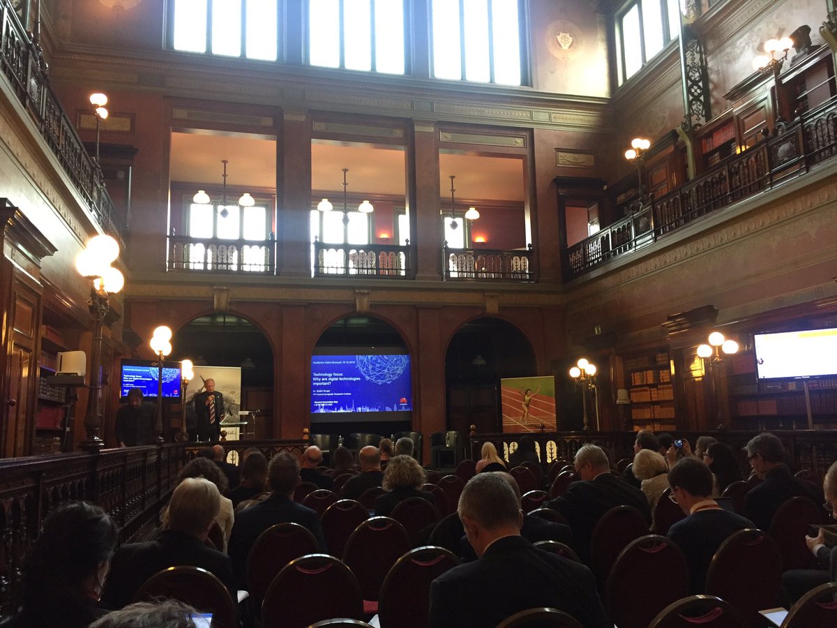 DiemTran_TND's tweet photo. Walter Weigel from @HuaweiEU speaking on "Why are digital technologies important?" at #TechClustersEU https://t.co/dqxvHMDjFE