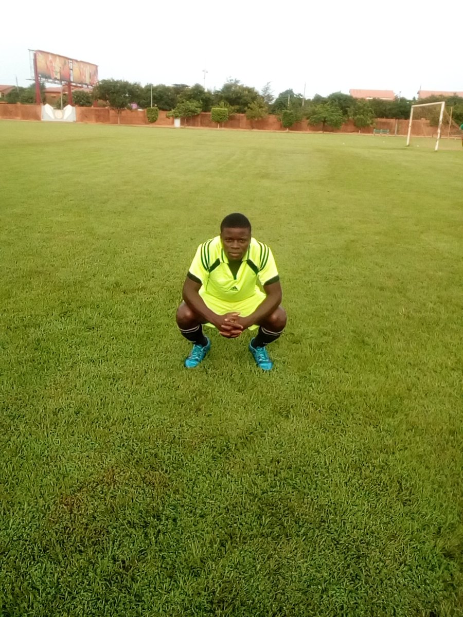 SekaForget's tweet photo. i am one young footballer ivorian and i play very well football https://t.co/ntCsiE2i0H