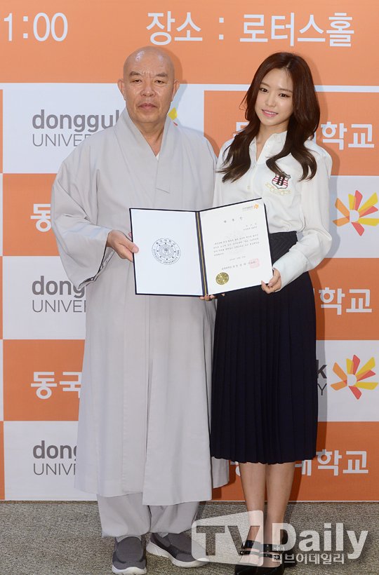 어제 동국대로 간 손나은 | 인스티즈