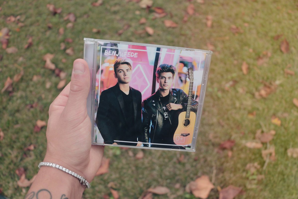fedefederossi's tweet photo. ECCO LA PRIMA COPIA DEL DISCO. https://t.co/SucgoadNLx