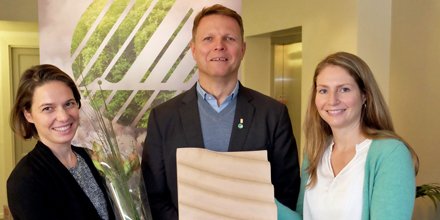 Svanemerket's tweet photo. Pris for beste Svane-markedsfører B2B: @KebonyWood! Gratulerer til @Kebony_akb, Sabine Domayer og Lucie Meltzer. #miljø #CSR #bærekraft https://t.co/KC1qNghXu6