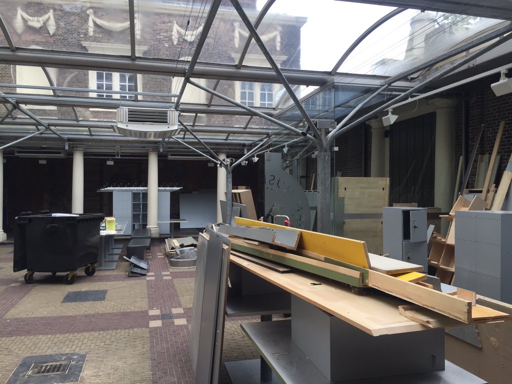 We zijn gestart! Het uitruimen van het museum in volle gang tbv renovatie &amp; nieuwbouw. #lakenhalvernieuwt